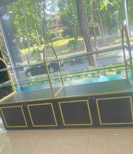 Thi công Hoàn thiện kệ trưng bày cho cửa hàng quận 1