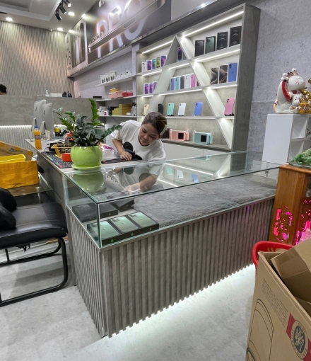 Thi công hoàn thiện shop điện thoại quận 7