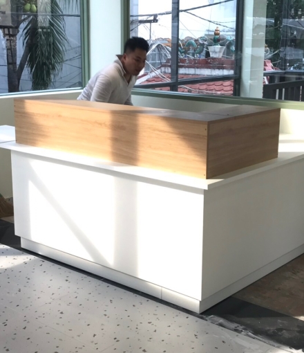 Thi công hoàn thiện  Bàn giao quầy và kệ bàn cho bếp dạy nấu ăn qyaanj 1