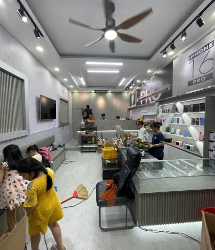Thi công hoàn thiện shop điện thoại quận 7