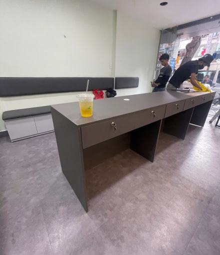 Thi công   hoàn thiện shop điện thoại tone xám trì cho a trai quận 10