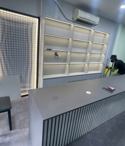 Thi công   hoàn thiện shop điện thoại tone xám trì cho a trai quận 10