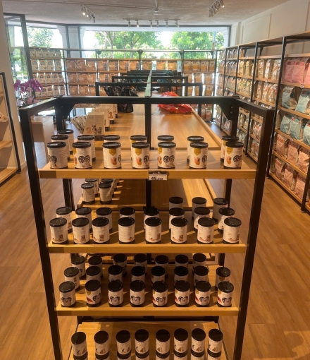Thi công hoàn thiện  Kệ siêu thị shop Thú cưng Quận 8