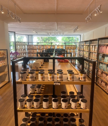 Thi công hoàn thiện  Kệ siêu thị shop Thú cưng Quận 8