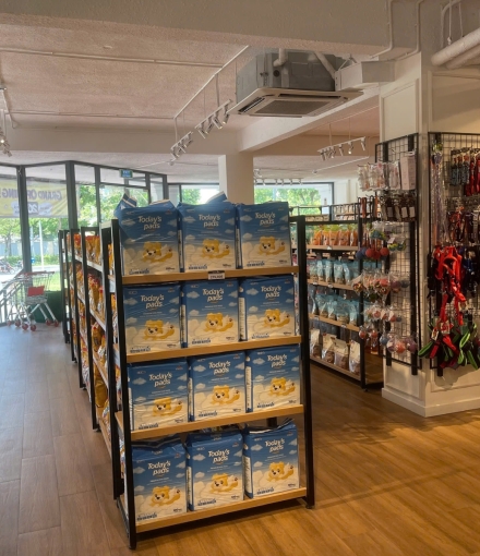 Thi công hoàn thiện  Kệ siêu thị shop Thú cưng Quận 8