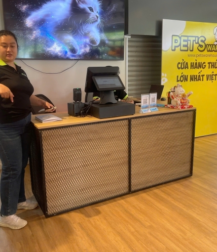 Thi công hoàn thiện  Kệ siêu thị shop Thú cưng Quận 8
