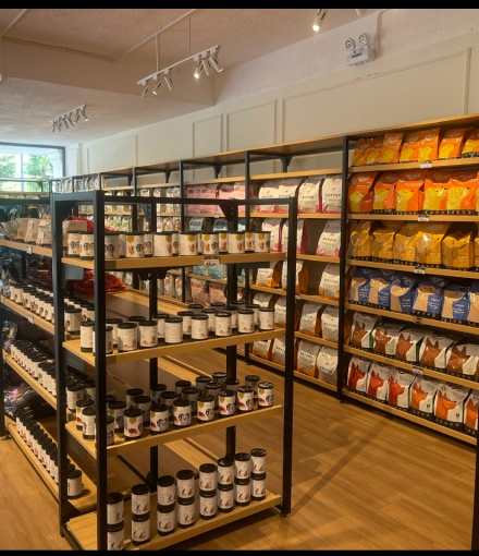 Thi công hoàn thiện  Kệ siêu thị shop Thú cưng Quận 8