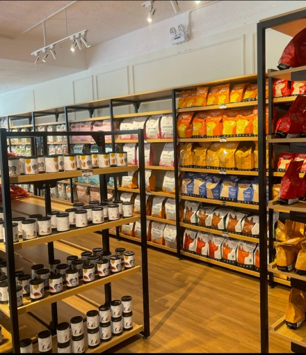 Thi công hoàn thiện  Kệ siêu thị shop Thú cưng Quận 8