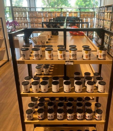 Thi công hoàn thiện  Kệ siêu thị shop Thú cưng Quận 8