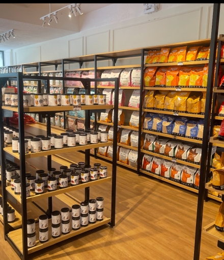 Thi công hoàn thiện  Kệ siêu thị shop Thú cưng Quận 8