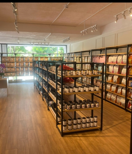 Thi công hoàn thiện  Kệ siêu thị shop Thú cưng Quận 8