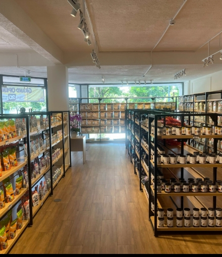 Thi công hoàn thiện  Kệ siêu thị shop Thú cưng Quận 8