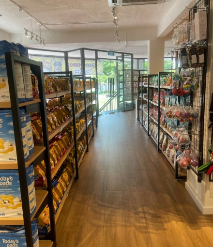 Thi công hoàn thiện  Kệ siêu thị shop Thú cưng Quận 8