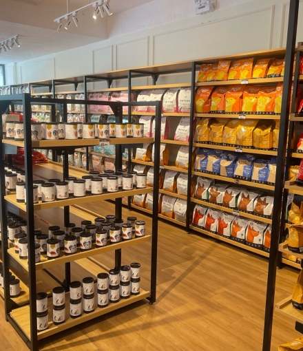 Thi công hoàn thiện  Kệ siêu thị shop Thú cưng Quận 8